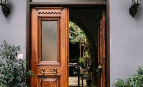 Como limpar porta de madeira